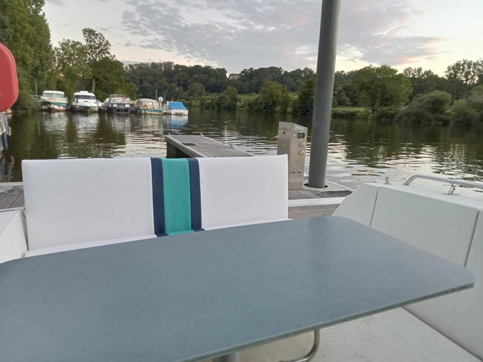 Bateau-Gite Sur Le Halage De La Mayenne L'Huisserie エクステリア 写真
